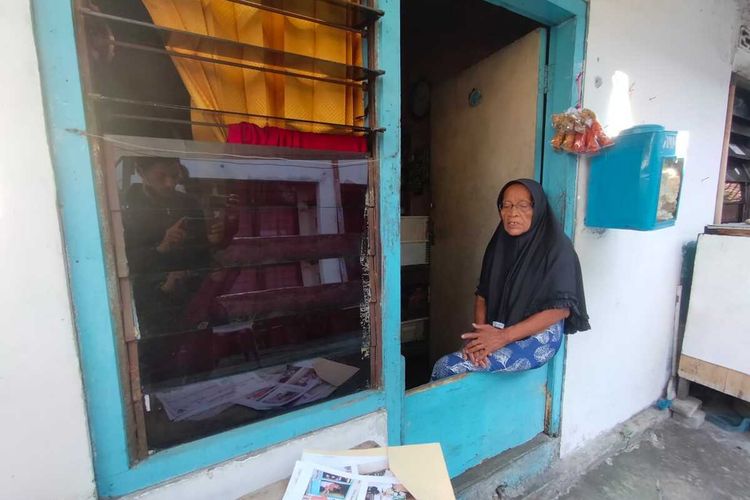 Sumirah (89), warga Kelurahan Simomulyo Baru, Kecamatan Sukomanunggal, Surabaya, hidup sebatang kara di indekos berukuran sekitar 2x3 meter.