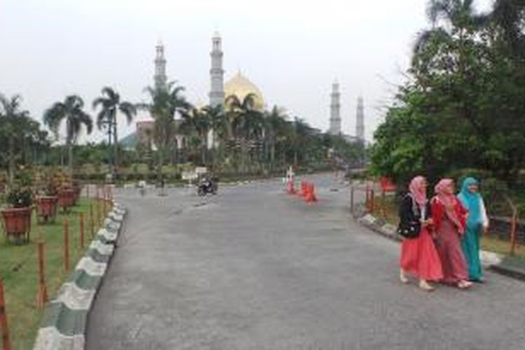 Wisatawan menunggu waktu berbuka puasa dengan mengunjungi Masjid Dian Al-Mahri, Meruyung, Kota Depok, Jawa Barat, Senin (22/6/2015). Mengunjungi masjid adalah salah satu pilihan yang dapat dilakukan untuk menunggu waktu berbuka puasa.