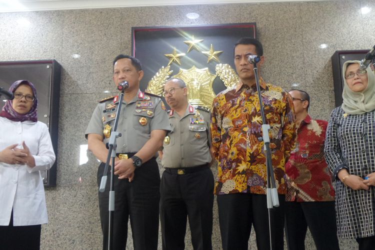 Kapolri Jenderal Pol Tito Karnavian bersama Menteri Pertanian Amran Sulaiman serta perwakilan dari Kementerian Perdagangan dan KPPU dalam jumpa pers meengenai perkembangan satgas pangan di kompleks Mabes Polri, Jakarta, Rabu (5/7/2017).