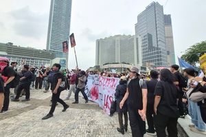Massa Mahasiswa Demo Sambil Keliling Bundaran HI, 'Rakyat Bersatu Tak Bisa Dikalahkan'