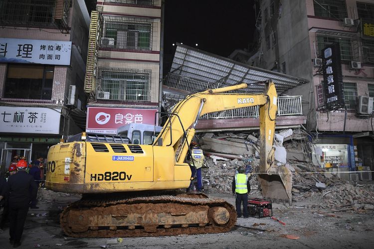 Foto bangunan yang ambruk di Changsha, China, menewaskan 53 orang hingga Jumat (6/5/2022).