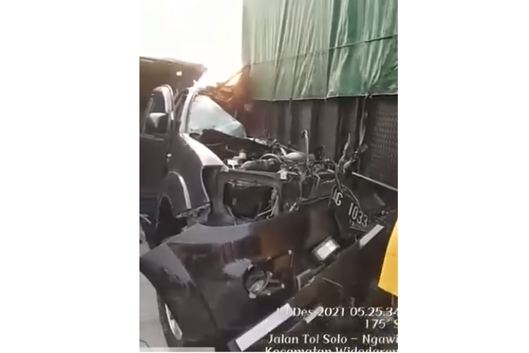 Tangkapan layar video yang menampilkan situasi pasca-kecelakaan lalu lintas melibatkan Toyota Fortuner dengan truk tronton di Tol Ngawi-Solo.
