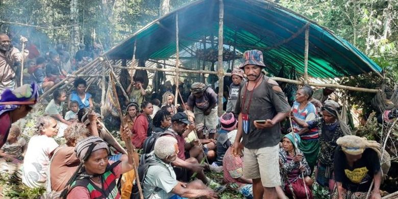 Masyarakat di Distrik Kiwirok mengungsi dari permukiman mereka sejak huru-hara pembakaran fasilitas umum berlanjut dengan aksi saling serang antara aparat dan TPNBP.