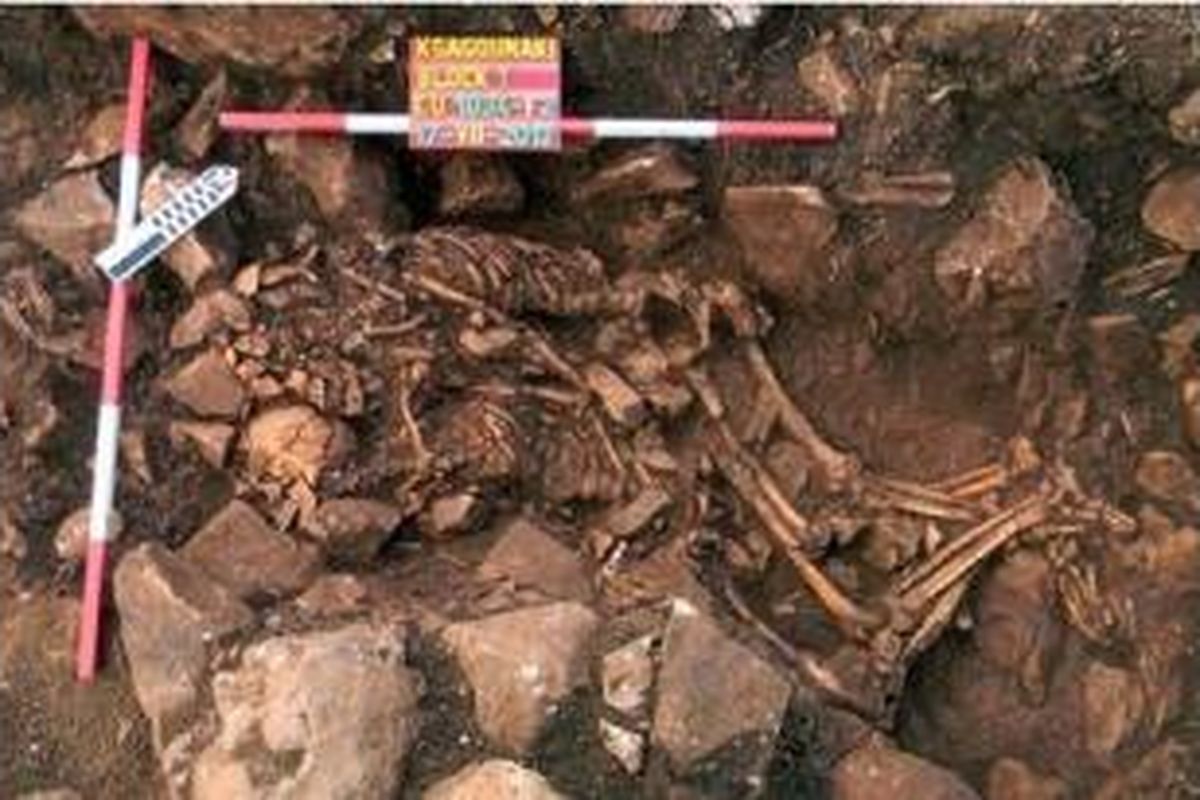 Kerangka pria dan wanita ini diperkirakan berusia 20 tahunan dan terkubur bersama sejak hampir 6000 tahun lalu dalam posisi berpelukan