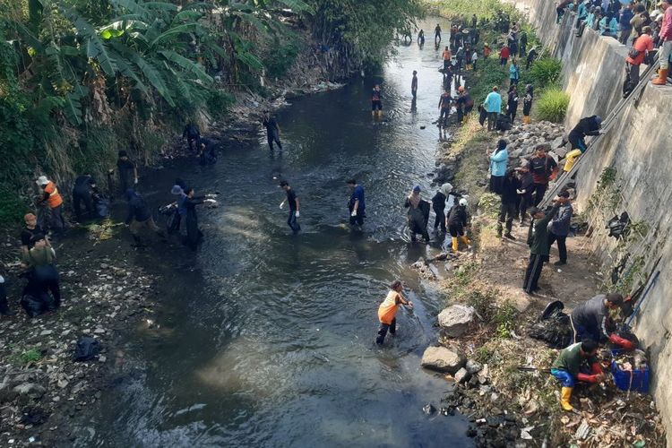 Tumpukan Sampah Rumah Tangga Penuhi Anak Sungai Bengawan Solo, Ada Pempers
