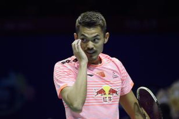 Pebulu tangkis Tiongkok, Lin Dan, bereaksi saat bertemu pemain Jerman, Marc Zwiebler, pada perempat final Piala Sudirman di Dongguan, Kamis (14/5/2015).