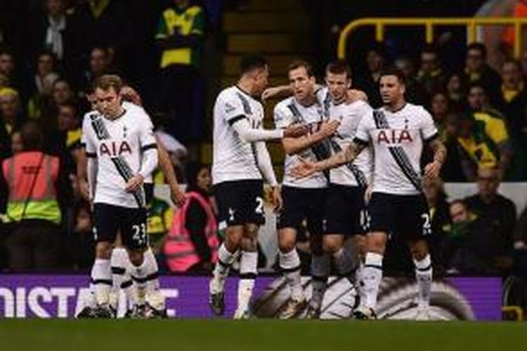 Harry Kane rayakan gol Tottenham Hotspur ke gawang Norwich City, Sabtu (26/12/2015). 