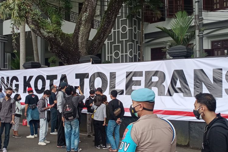 Massa menggelar kegiatan aksi damai di depan kantor DPRD Kota Malang pada Selasa (1/3/2022) siang. 