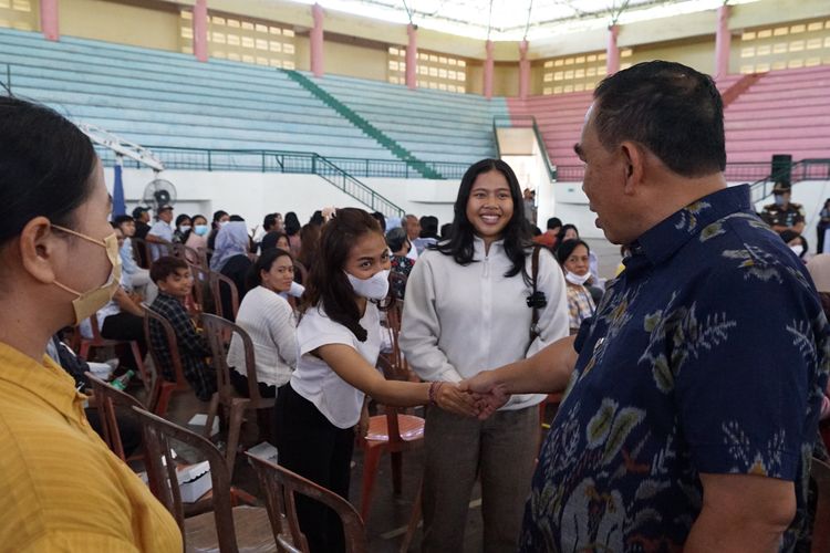 Bupati I Nengah Tamba dalam penyerahan beasiswa kepada mahasiswa berprestasi dan kurang mampu di Jembrana.