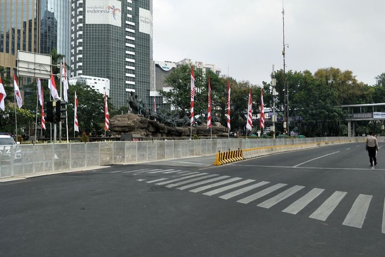 Jalan Medan Merdeka Selatan ditutup pada hari pelantikan Joko Widodo-Maruf Amin sebagai presiden-wakil presiden RI, Minggu (20/10/2019).