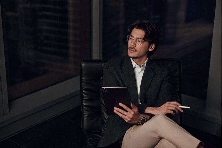 HUAWEI FreeClip praktis digunakan.