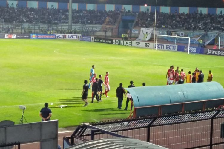 Stefano Teco Cugurra dan official Bali United sempat terlibat ketegangan dengan wasit, saat laga kontra Persela Lamongan di Stadion Surajaya, Senin (18/2/2019) malam.