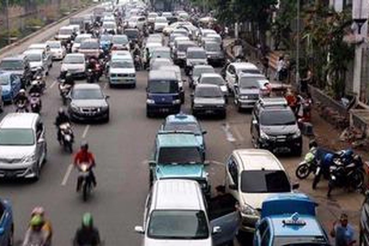 Padatnya cara di beberapa gedung membuat banyak mobil diperbolehkan parkir mengunakan dua hingga tiga jalur di sisi kiri badan jalan di jalan Gajah Mada, Jakarta, Selasa (13/11/2012). Hal ini melanggar ketentuan larangan parkir off street yang sebenarnya telat ditetapkan sejak pertengahan tahun 2011.

