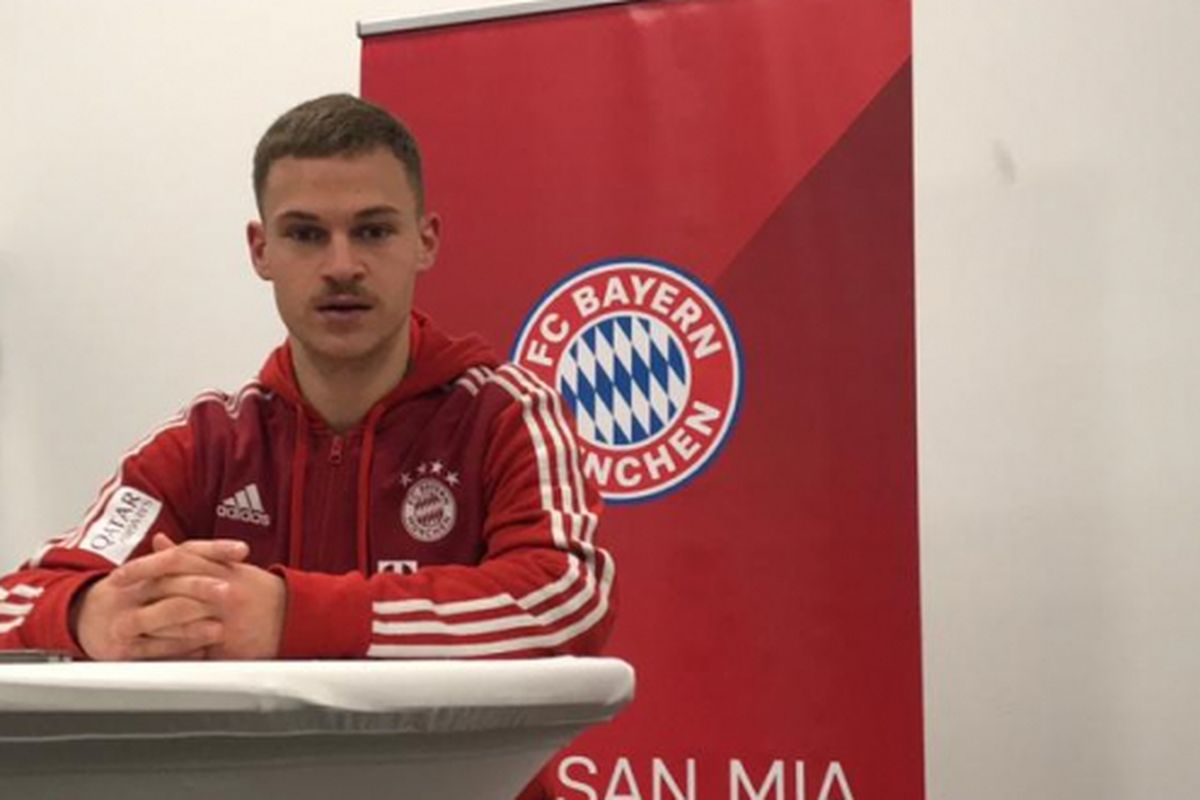 Joshua Kimmich melakukan wawancara eksklusif dengan sejumlah media dalam Bundesliga Media Visit seusai laga Bayern Muenchen vs Hertha Berlin di Stadion Allianz Arena, 23 Februari 2019. 
