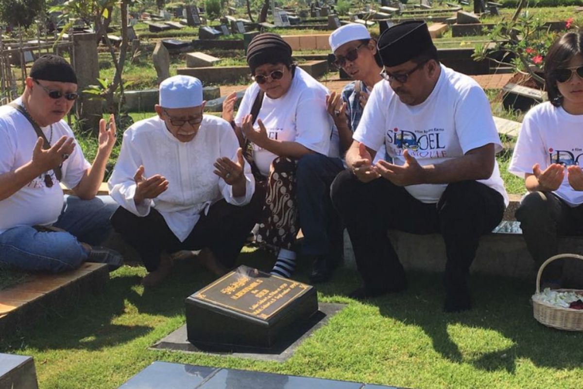 Rano Karno bersama Mandra, Maudy Koesnaedi, Suti Karno dan pemain si Doel the Movie berziarah ke makam Benyamin Suaeb di TPU Karet Bivak, Jakarta Selatan, Jumat (6/7/2018).