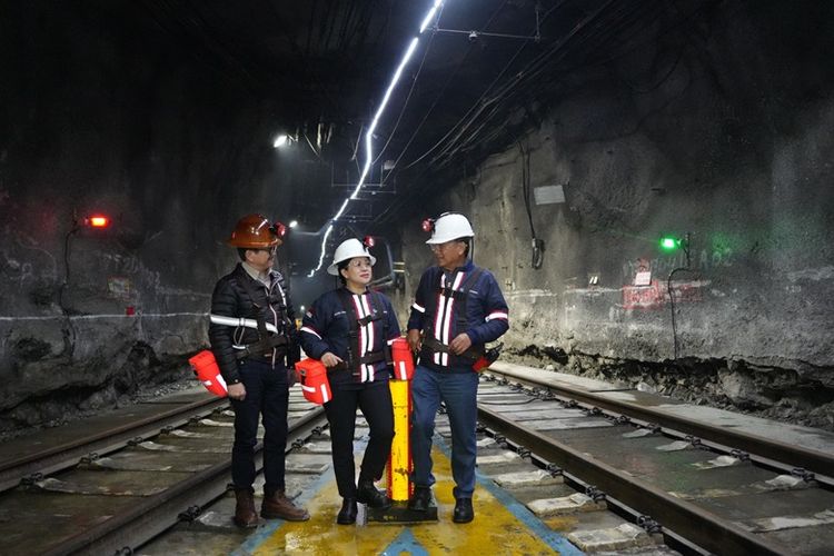 Ketua DPR RI Puan Maharani (tengah) bersama Menteri ESDM Arifin Tasrif (kanan) dan Presiden Direktur PTFI Tony Wenas (kiri) berbincang saat mengunjungi area operasi tambang bawah tanah Grasberg Block Cave, Minggu (10/12/2023). Area tambang ini merupakan tambang bawah tanah terbesar di dunia yang dioperasikan sepenuhnya oleh anak bangsa.
