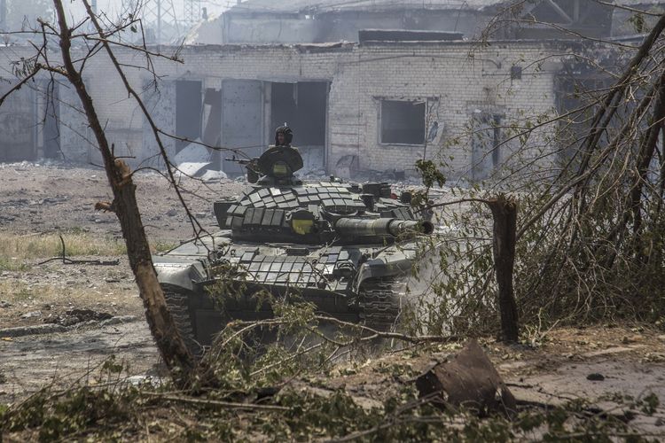 Tank Ukraina bersiaga dalam perang Rusia vs Ukraina di kota Severodonetsk, wilayah Luhansk. 8 Juni 2022.