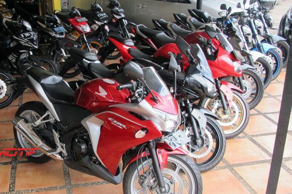 Deretan sepeda motor bekas yang ditawarkan di Duta Motor, Senin (9/6/2014).  