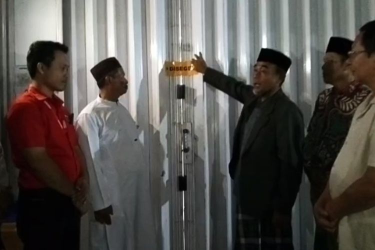 Pengurus MUI Kecamatan Rajadesa, Kabupaten Ciamis membuka segel usai ada kesepakatan bersama antara MUI Rajadesa dan minimarket.