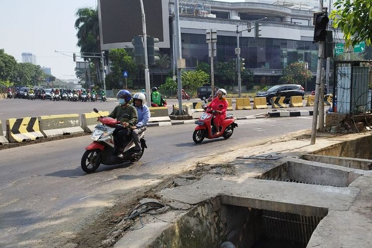Tikungan Jalan Gunung Sahari yang sebelumnya berantakan dengan kabel fiber optik, Kemayoran, Jakarta Pusat, Selasa (16/5/2023).