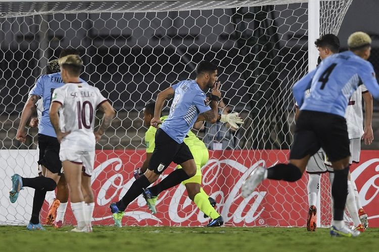 Striker Uruguay Luis Suarez (tengah) berselebrasi setelah mencetak gol ke gawang Venezuela pada Kualifikasi Amerika Selatan untuk Piala Dunia FIFA Qatar 2022 di Stadion Centenario di Montevideo pada 1 Februari 2022.