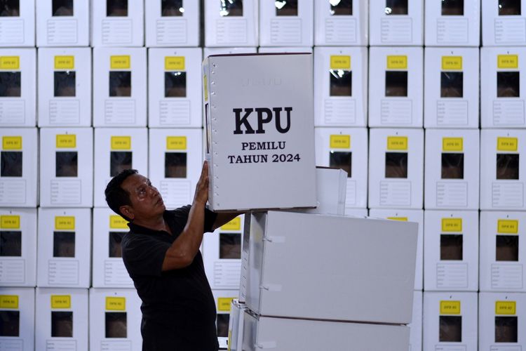 Pekerja menyusun kotak suara Pemilu 2024 yang telah dirakit di Gudang KPU Badung, Bali, Kamis (4/1/2024). KPU setempat merakit sebanyak 7.425 kotak suara yang nantinya akan didistribusikan ke 1.485 tempat pemungutan suara (TPS) Pemilu 2024 di Kabupaten Badung. ANTARA FOTO/Fikri Yusuf/nym.