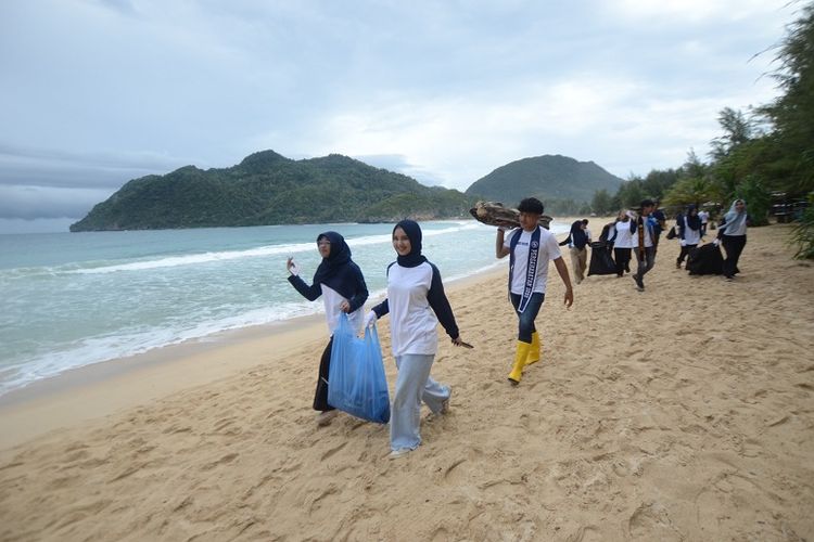 Pelindo melalui pelindo multi terminal dan pelindo regional 1 , menggelar aksi pengumpulan sampah di Pantai Lampuuk, Aceh Besar. 