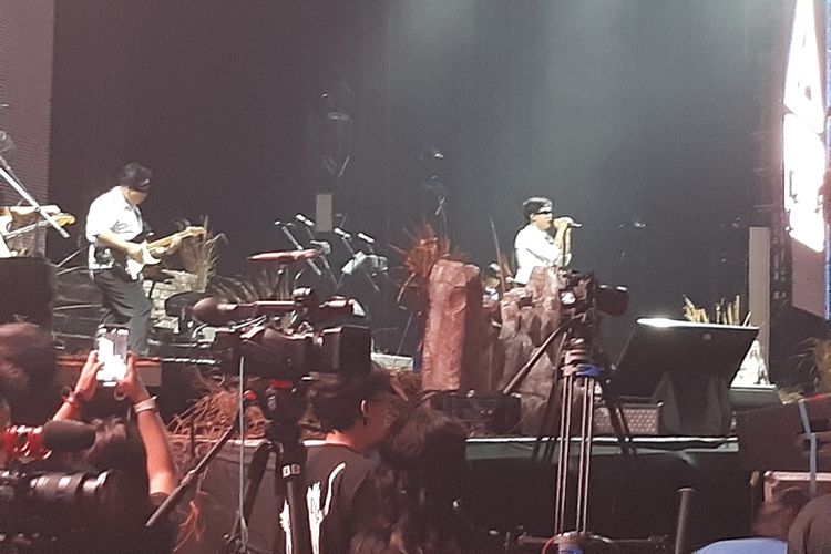 Konser penyanyi Hindia digelar di Blue Valley House of Communion, Jakarta International Velodrome, Jakarta Timur, Sabtu (30/9/2023)