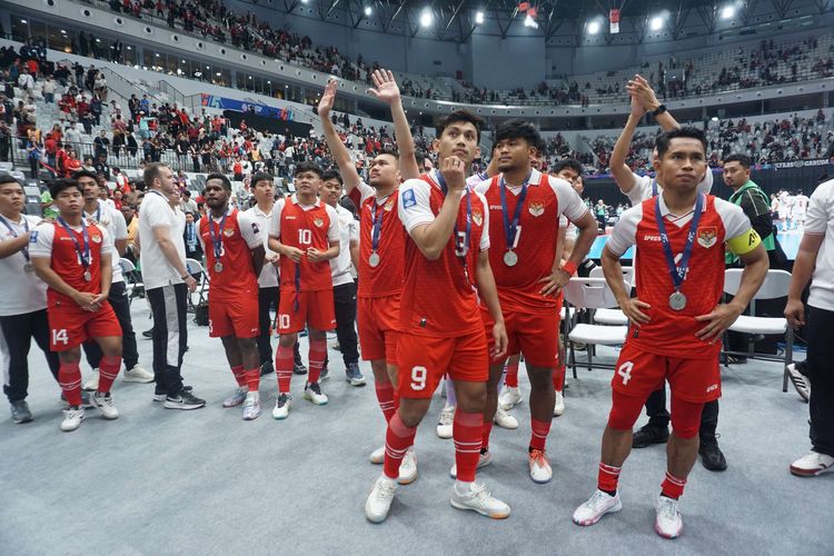 Ekspresi sejumlah pemain timnas futsal Indonesia usai laga final AFC Futsal ASIAN CUP 2026 di Indonesia Arena, Jakarta Pusat, Sabtu (7/2/2026). Iran sukses keluar menjadi juara AFC Futsal ASIAN CUP 2026.
