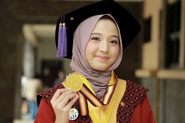 Aqiilah Puspita Anggraeni lulus sebagai wisudawan terbaik program Sarjana pada Upacara Wisuda Unpad Gelombang II Tahun Akademik 2022/2023, pada Selasa (7/2/2023).
