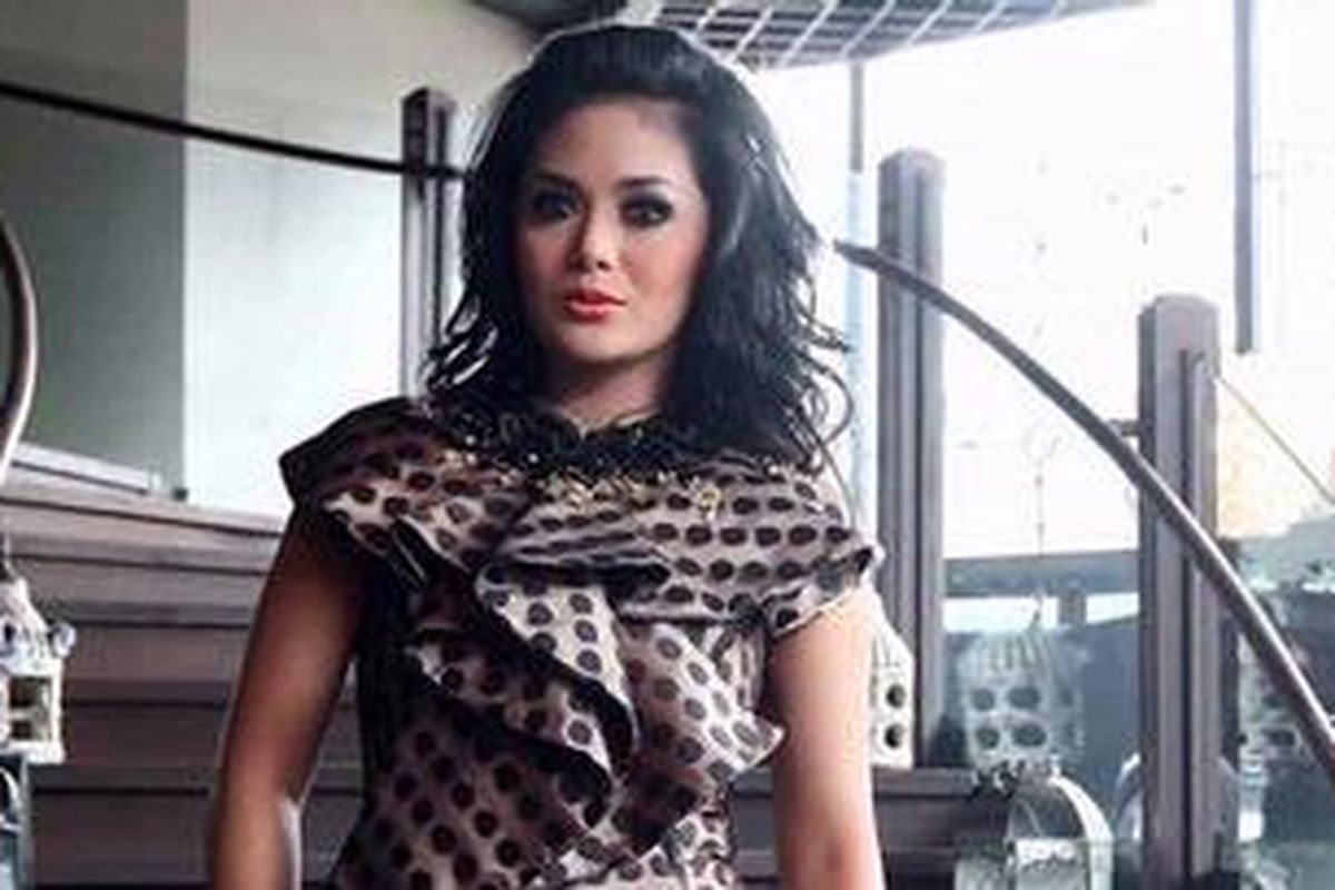 Penyanyi dan artis peran Krisdayanti atau KD menjadi model klip video nyanyian vokalis Yuni Shara, 