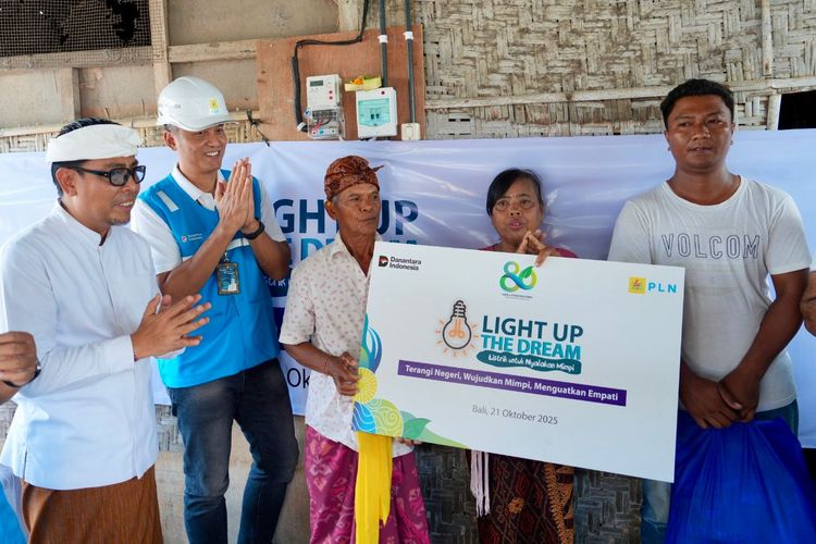 Direktur Teknologi, Engineering, dan Keberlanjutan PT PLN (Persero), Evy Haryadi (kanan) didampingi General Manager PLN UID Bali, Eric Rossi Priyo Nugroho (dua dari kanan) saat melakukan penyalaan simbolis bantuan penyambungan listrik gratis di Desa Marga Tua, Kabupaten Tabanan, Bali pada Rabu, (22/10/2025). Program bertajuk ?Berbagi Cahaya, Menumbuhkan Harapan?dalam rangka Hari Listrik Nasional ke-80 ini disaksikan langsung oleh penerima bantuan dengan penuh suka cita.