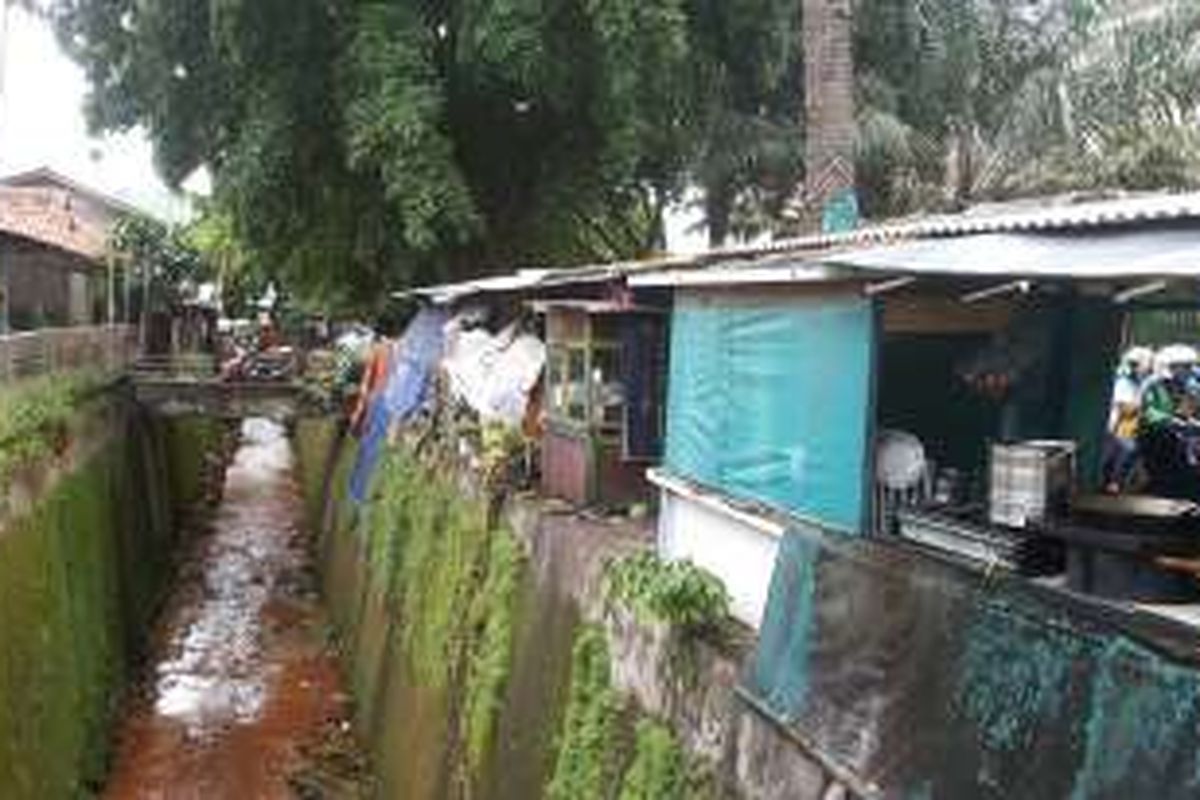 Kondisi lapak-lapak pedagang yang berjualan di atas turap saluran air di Jalan Patra Kuningan XV, Setiabudi, Jakarta Selatan, Kamis (24/11/2016). Lapak ini persis berada di pinggir saluran air yang memiliki kedalaman sekitar lima meter.