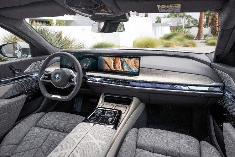 Interior mewah BMW i7 dengan beragam fitur terkini dan canggih