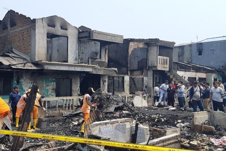 Sejumlah rumah tinggal terbakar dalam peristiwa kebakaran di Jalan Terate RT09/ RW 09, Pasar Kemiri, Kembangan Utara, Jakarta Barat, Senin (23/9/2019) pagi.