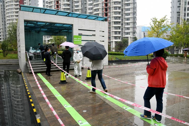 Sejumlah warga mengantre untuk menjalani tes Covid-19 di sebuah pos pengujian di Qingdao, Provinsi Shandong, China timur, pada 14 Oktober 2020.