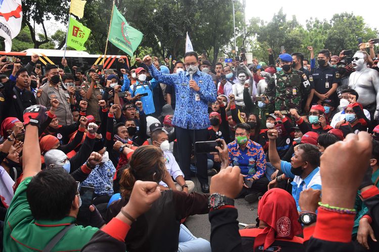 Gubernur DKI Jakarta Anies Baswedan (tengah) berorasi saat menemui buruh yang berunjuk rasa menolak besaran kenaikan Upah Minimum Provinsi (UMP) di depan Balai Kota DKI Jakarta, Senin (29/22/2021). Anies Baswedan pada kesempatan tersebut mengatakan formula penetapan UMP yang tertuang dalam Peraturan Pemerintah (PP) Nomor 36 Tahun 2021 tentang Pengupahan tidak cocok diterapkan di Jakarta.