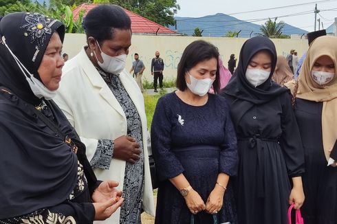 Istri Bupati Nduga Menangis Hadiri Pemakaman Korban KKB di Palu, Sudah Seperti Keluarga