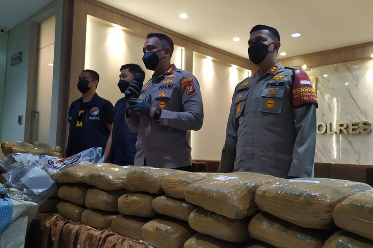 Satuan Reserse Narkoba Polres Metro Jakarta Barat menyita 534 kilogram atau lebih dari setengah ton ganja kering siap edar. 