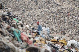 Hakim MK: Negara Maju Bicara Sampah Antariksa, Kita Masih Ribut Sampah di Pinggir Pantai