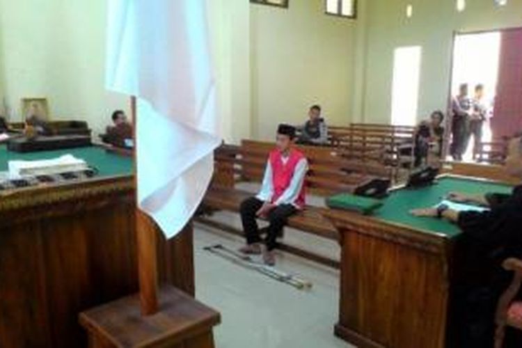 Sudirman saat menjalani sidang putusan. Majelis hakim memvonis Sudirman, terdakwa begal yang membunuh anggota Brimobda Lampung Bhayangkara Dua Jefry Saputra, dengan hukuman pidana penjara selama 18 tahun. 