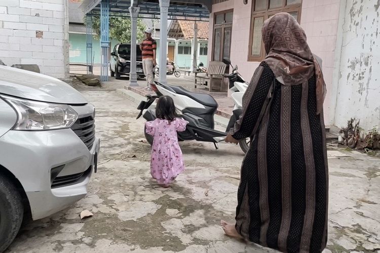 Sempat Panik, Ibu Balita di Indramayu Lega Anaknya Selamat Usai Terlindas Mobil MBG