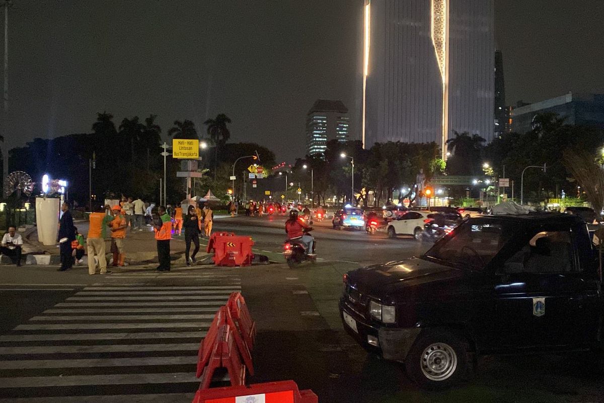 Kawasan Patung Kuda Arjuna Wijaya, Gambir, Jakarta Pusat, mulai steril usai massa aksi meninggalkan area, Rabu (20/9/2023). (KOMPAS.com/XENA OLIVIA)