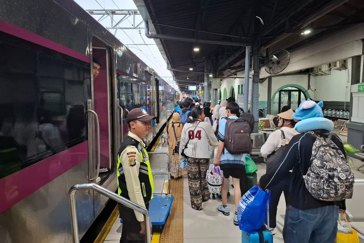 Kereta Api (KA) Bangunkarta dan KA Singasari menggunakan rangkaian Stainless Steel New Generation. Catat harga tiket dan jadwalnya berikut.