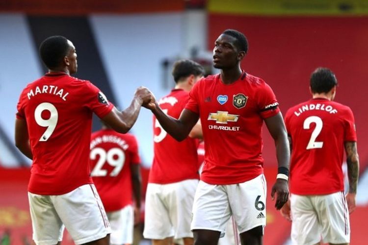 Anthony Martial dan Paul Pogba merayakan gol Manchester United ke gawang Sheffield United pada lanjutan pekan ke-31 Liga Inggris di Stadion Old Trafford, Kamis (25/6/2020).