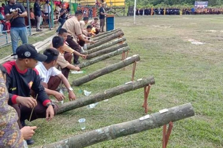 Masyarakat Kabupaten Sambas di Desa Sijang secara khususnya telah mampu memecahkan rekor tersebut dengan sebanyak menampilkan  2018 meriam bambu. 