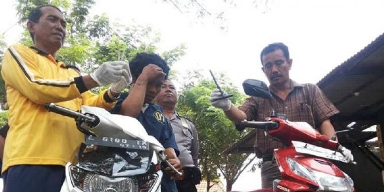 Tersangka maling motor dan barang bukti motor yang disita Polsek Kenjeran, Surabaya. 