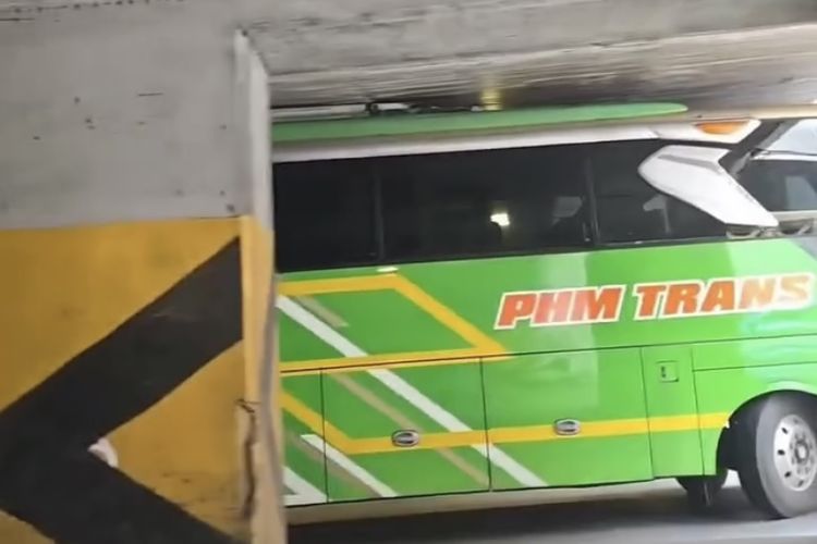Tiga Bus Tersangkut di Underpass Tanah Abang, Diduga Tak Perhatikan Batas Ketinggian