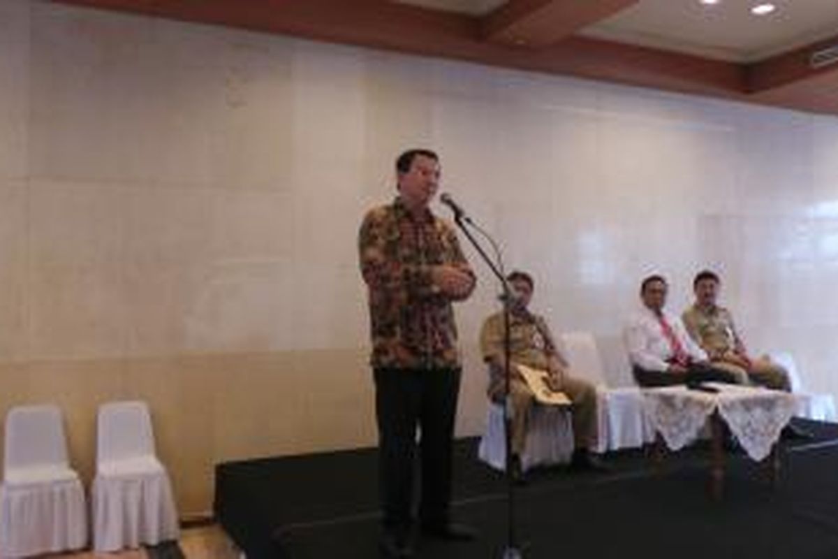 Gubernur DKI Jakarta Basuki Tjahaja Purnama mengukuhkan calon pegawai negeri sipil (CPNS) tahun 2014, di Balai Kota, Selasa (18/8/2015). 