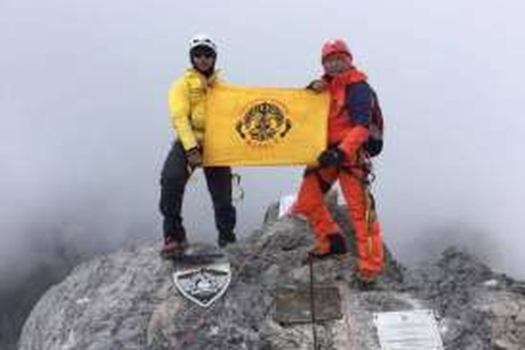 Fandhi Ahmad dan Dedi Alloy di puncak Carstensz Pyramid usai memasang plakat peringatan Hartono Basuki.
